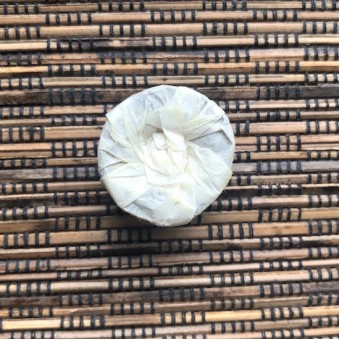Черный мини шу пуэр с белой хризантемой