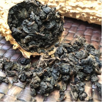 Выдержанный улунский чай Чэнь Нянь Те Гуаньинь в горькой тыкве-огурце Кугуа