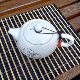 Фарфоровый заварочный чайничек «Дух облака» 180мл